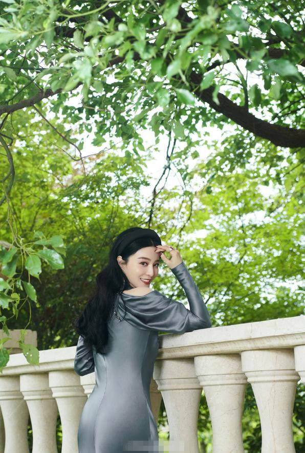 那跟|范冰冰穿无痕礼服大秀身材，我却在关注她那跟脸连在一起的怪耳朵