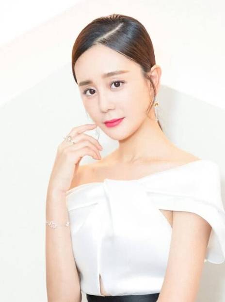 上衣|海陆越来越美了,白色上衣配背带裤美成初恋,看完连我都爱上了