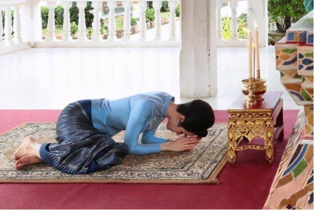 婆婆|诗妮娜赤脚为婆婆祈福，白衣配条纹裙端庄典雅，婆婆年轻时才惊艳