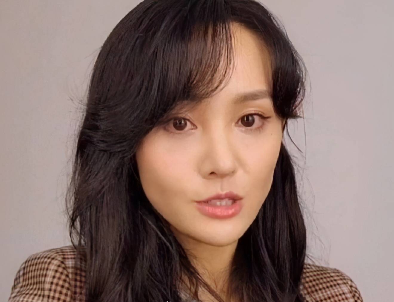 郑爽|郑爽近照神似赵雅芝李若彤，实际年龄差30岁，被嘲像画了老年妆