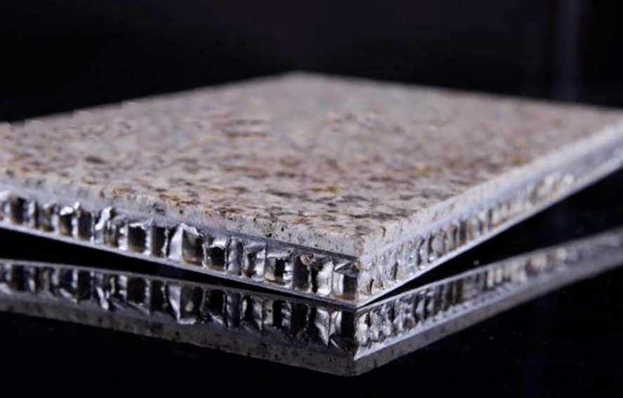 石材蜂窝复合板表面为3~5mm厚度的天然石材,以轻质铝蜂窝为基材复合
