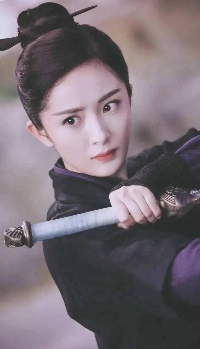 蒋梦婕|女明星为了发际线有多拼？蒋梦婕戴假发片，鞠婧祎糊了满脑袋粉