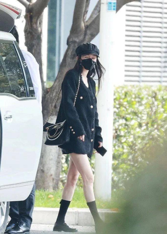 手术|杨幂关晓彤杠上了？撞衫尴尬就算了，还被网友喷做了直腿手术…