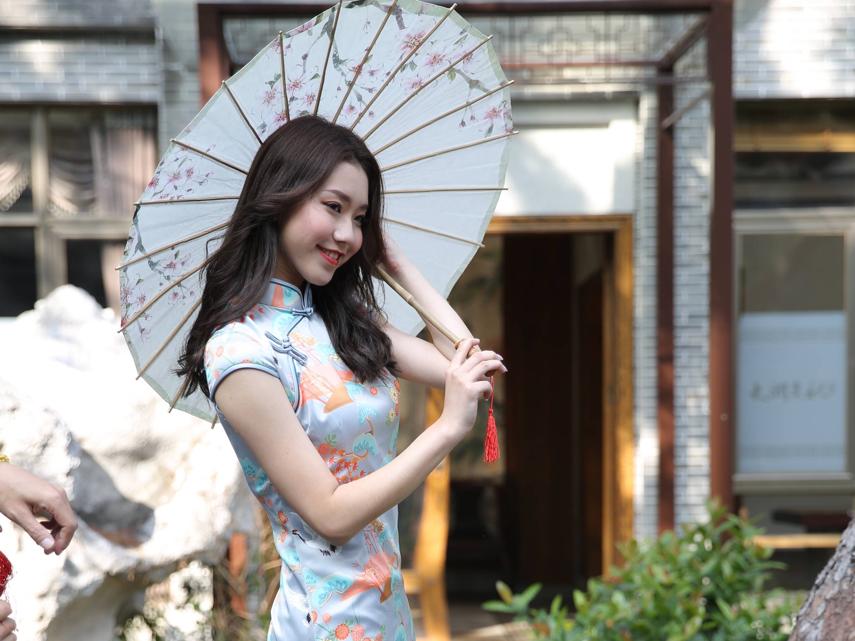 1 12 旗袍真艳丽,绝色世人夸 尽显东方美,婀娜一枝花 穿旗袍的女人是