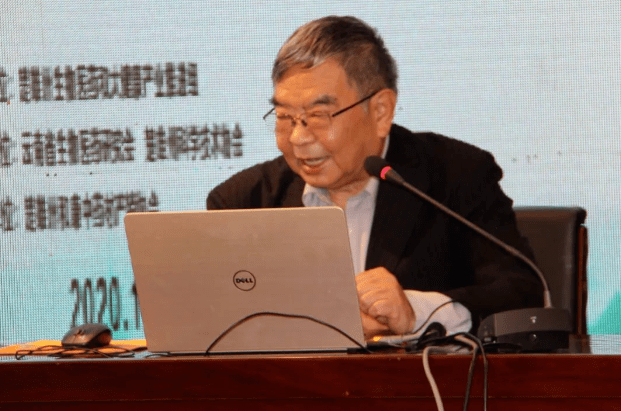 郝小江作特邀报告罗天诰作特邀报告虞泓作特邀报告开幕式上,楚雄州