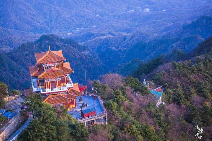 河南洛阳有中原最高山，是看日出的好地方，很多情侣来这里许愿_金殿