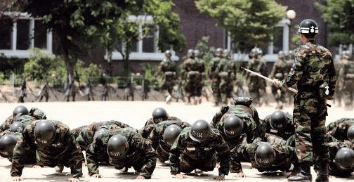 宁愿放弃国籍也不当兵：在韩国服兵役究竟有多可怕