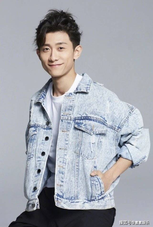 张一山深夜再次牵手陌生女子同回豪宅，十指相