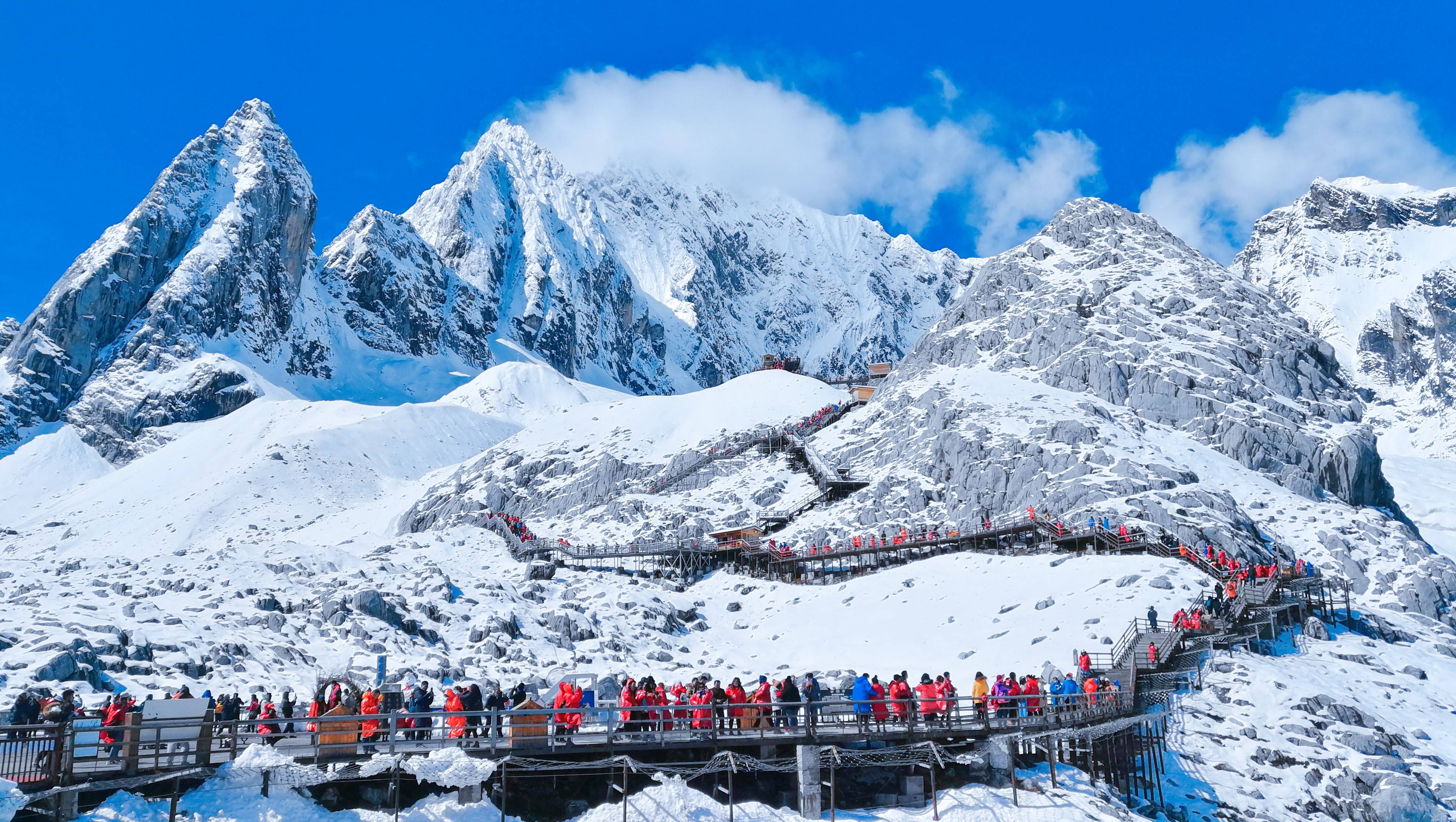 阴雨连绵数天而不绝,玉龙雪山景区也随之迎来了降雪天气,冰川公园白雪