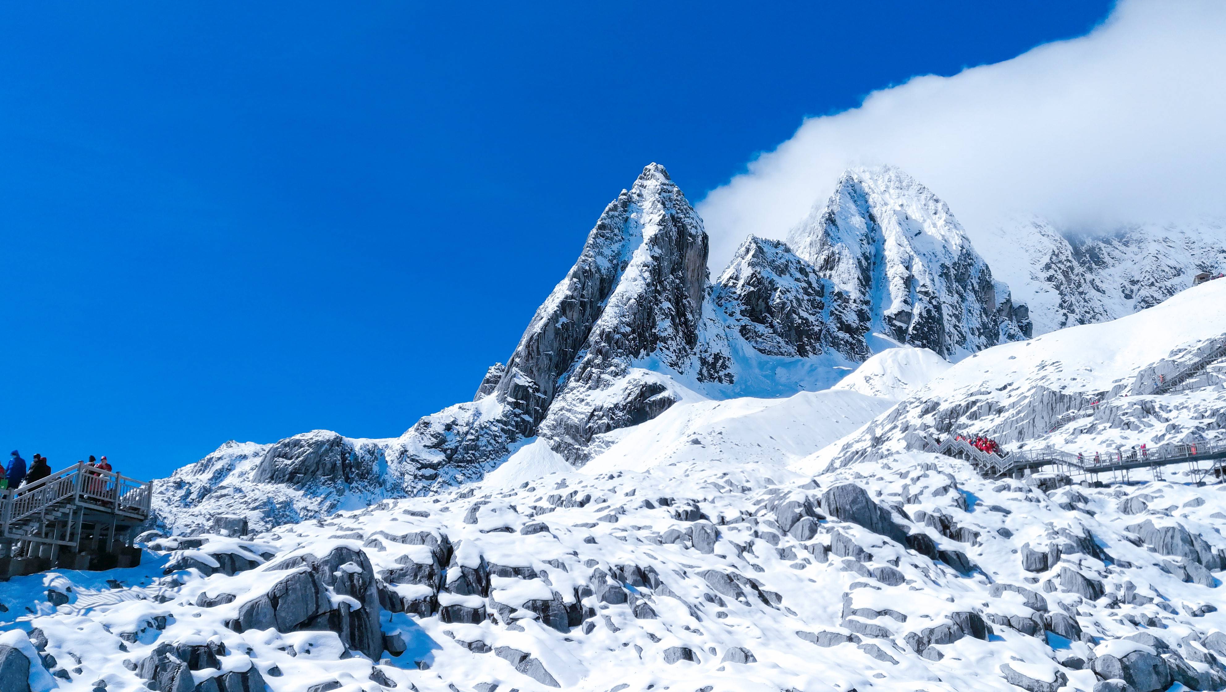 阴雨连绵数天而不绝,玉龙雪山景区也随之迎来了降雪天气,冰川公园白雪