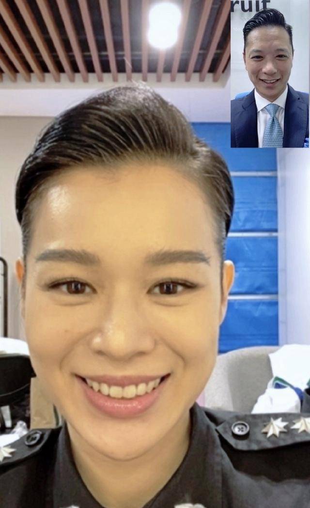 胡杏儿素颜与老公挽手逛超市购物，两人有说有