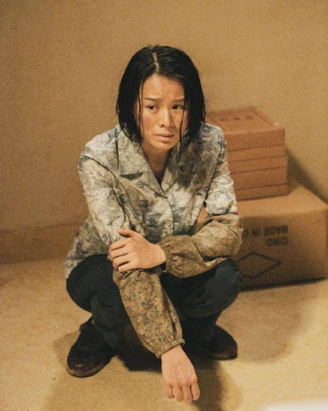 胡杏儿素颜与老公挽手逛超市购物，两人有说有