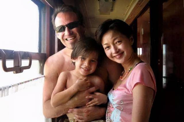 "最美郭襄"李绮红,两拒天王嫁老外,如今50岁变身白衣天使