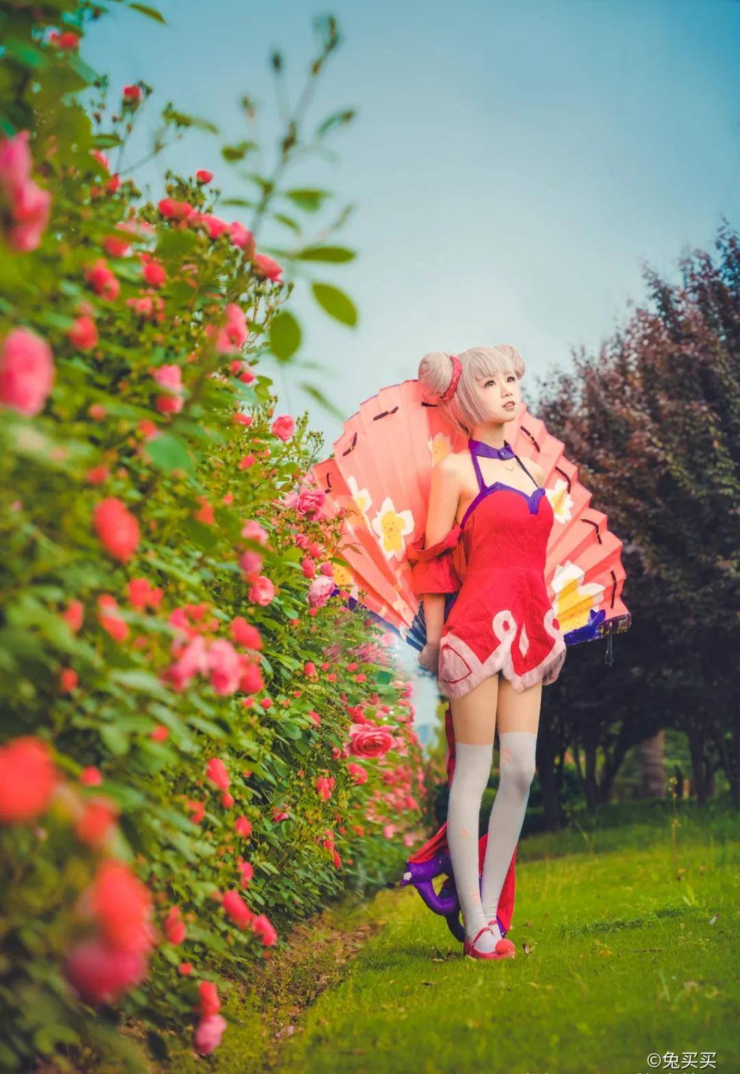 在《王者荣耀》中,小乔是王者峡谷的一位可爱的远程消耗法师,coser
