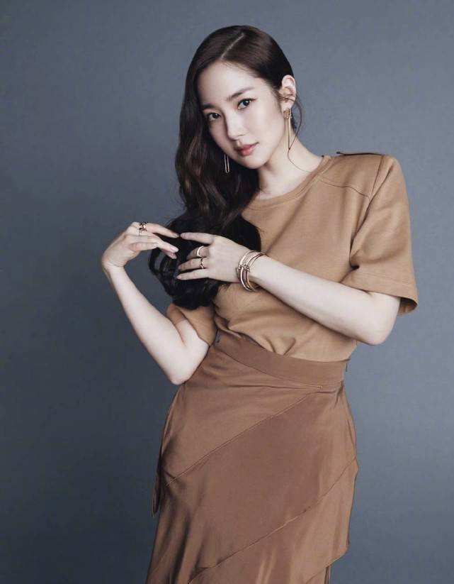 活动|9年5次“换头”，朴敏英出席活动又变了，造型火辣却被怪鼻子拖垮