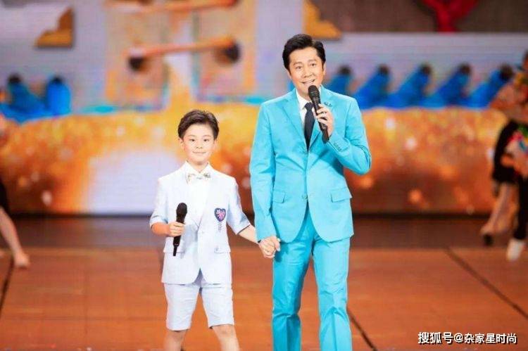 原创国家级演员蔡国庆,被富婆倒追8年才结婚,9岁儿子成他的骄傲