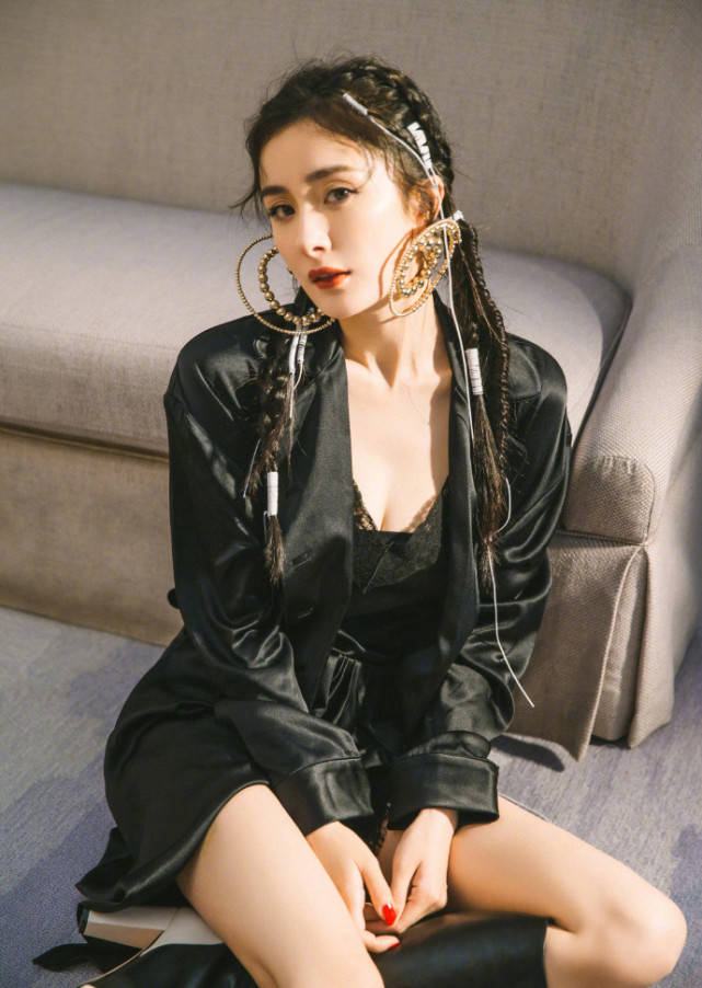 杨幂|又被精修骗了？杨幂出席活动戴巨型耳饰酷飒减龄，生图曝光侧脸很虐沧桑显老