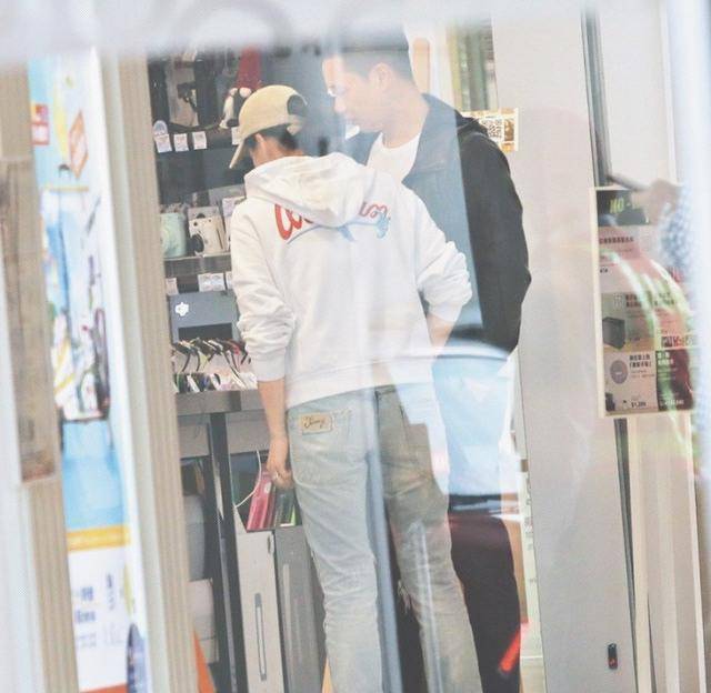 胡杏儿素颜与老公挽手逛超市购物，两人有说有