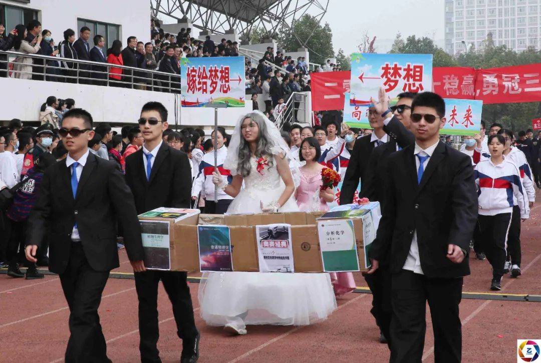 入场式|学不好去当外卖小哥？运动会入场式学生穿“奇装异服”，笑声不断