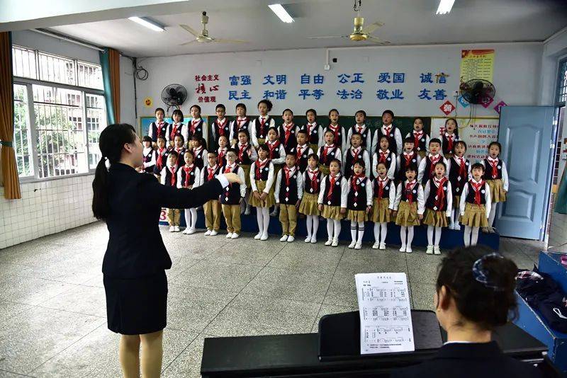 南充市西河路小学:水润生命 让每一滴水都折射出七彩光芒