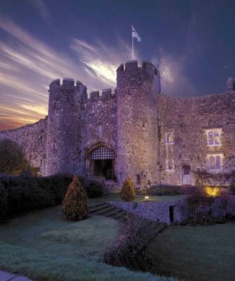 城堡古老的外墙完全围住了安柏丽古堡酒店(amberley castle hotel)