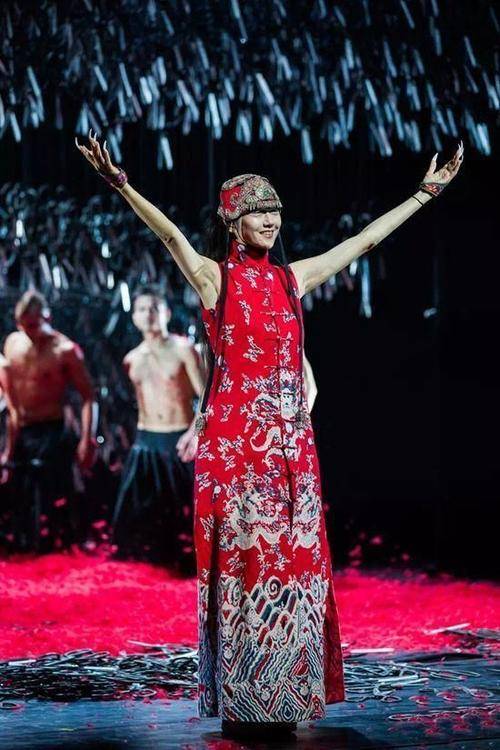 杨丽萍|杨丽萍身材还苗条，但失去了滤镜和美颜，脸上皱纹横生尽显衰老！