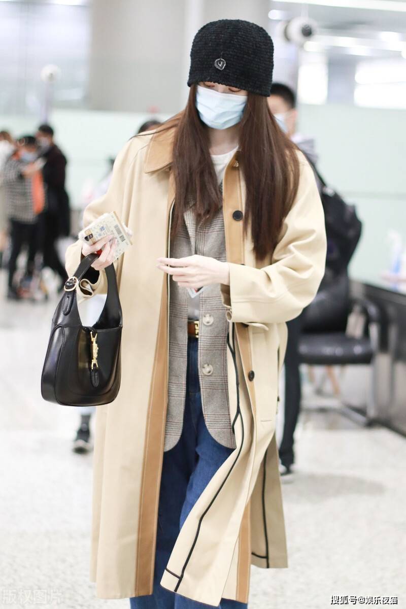 牛仔裤|何穗驼色大衣配拖地牛仔裤现身机场,展现深秋气质款穿搭