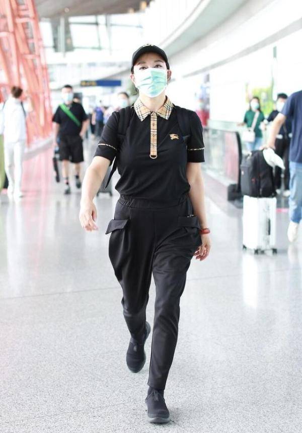 服装|刘晓庆真是太勉强自己了，穿这么紧的裙子，看着都替她难受