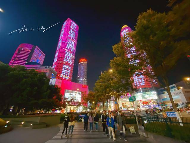 实拍南京新街口，被誉为“中华第一商圈”，繁华程度不亚于北上广_城市