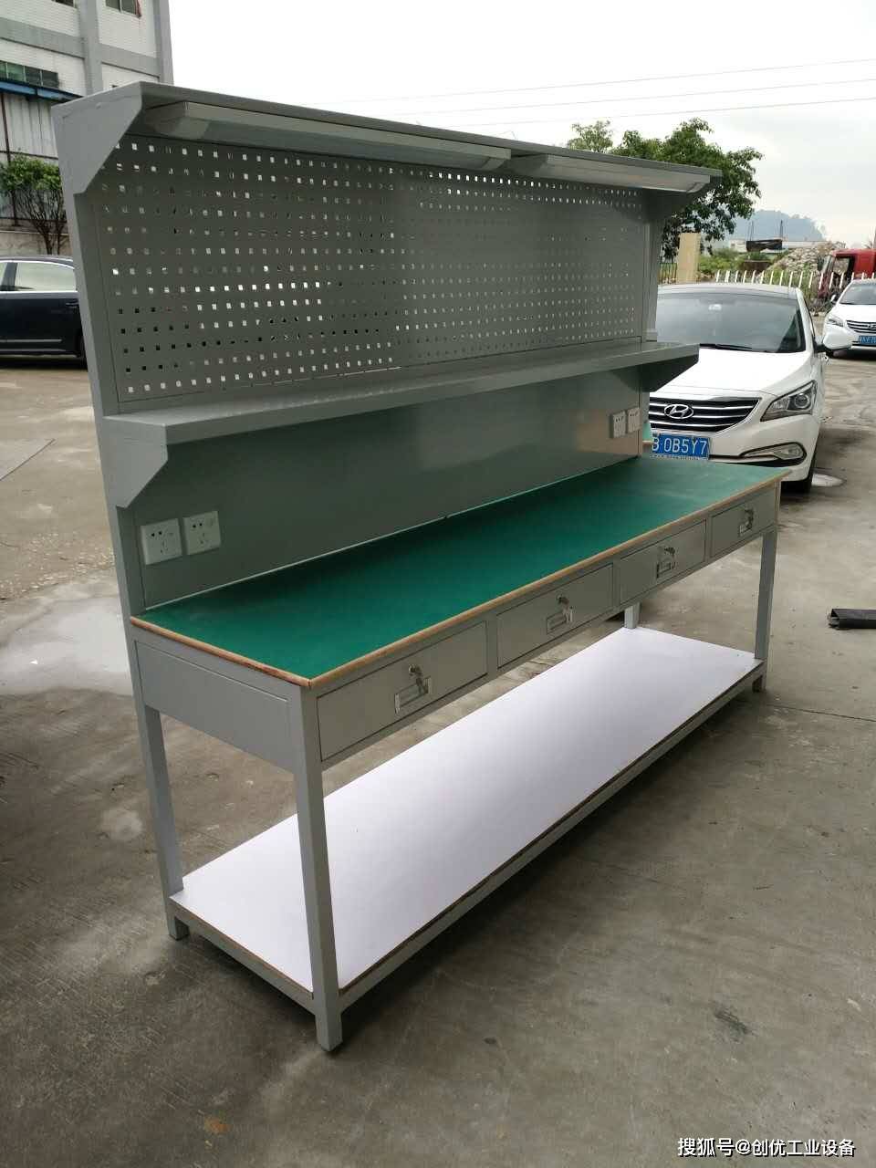 工作台面是防静电工作台的重点,台面主要有抗冲击,耐腐蚀,性能稳定等