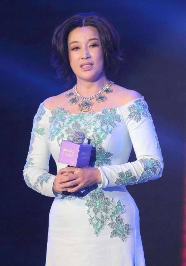 服装|刘晓庆真是太勉强自己了，穿这么紧的裙子，看着都替她难受