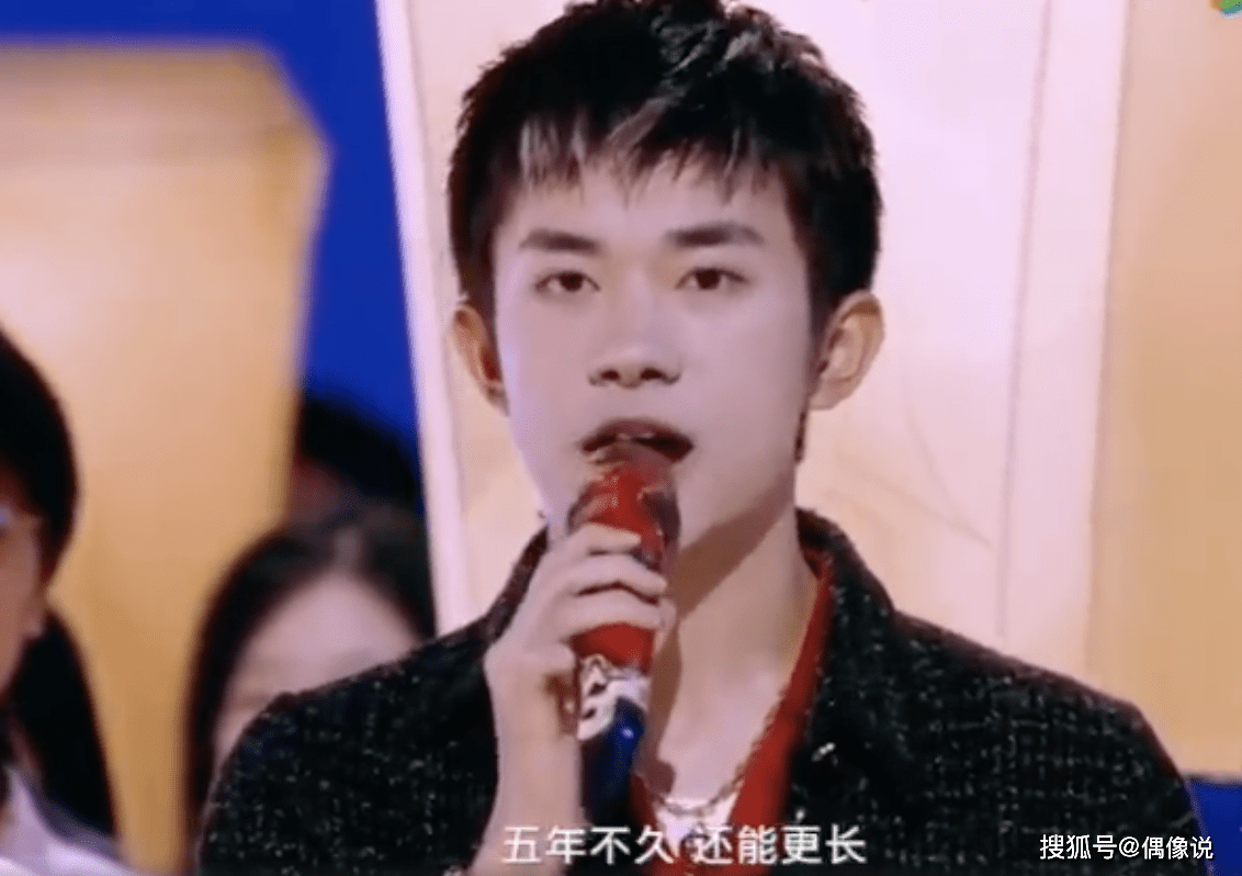 皮鞋|易烊千玺新造型挑染白色刘海！穿着尖头皮鞋唱新歌，气质大变！