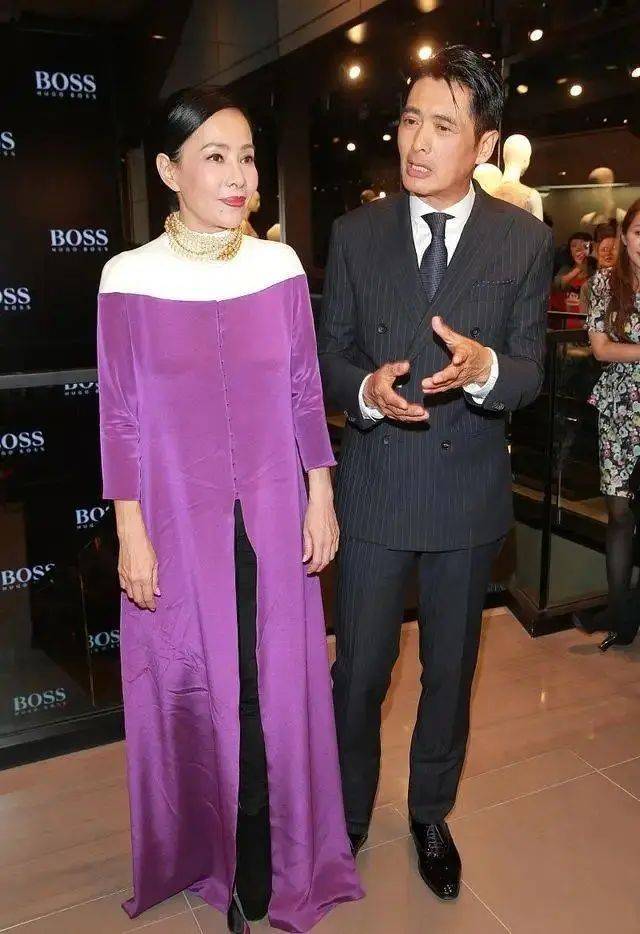 项链|周润发老婆太贵气！拼接开叉裙搭金银项链，优雅又时髦