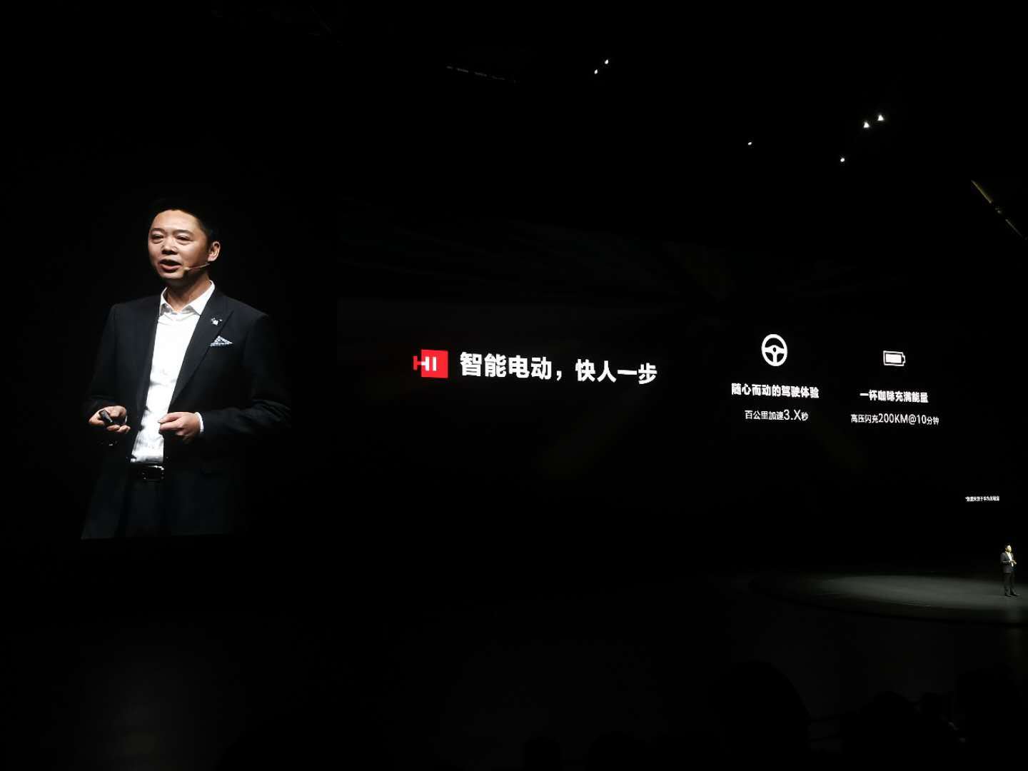 Mate|任正非说了句“HI”，Mate40 Pro 就上车了！