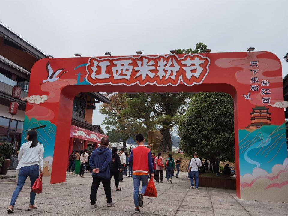 第三届中国赣菜美食文化节首日8万人现场品购美食