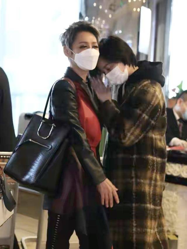 “浪姐”交际圈再显深意，孟佳拍视频全程围绕