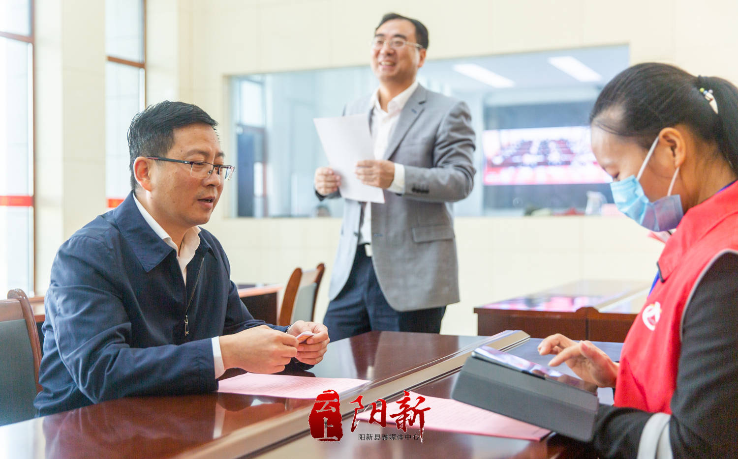 疫情中的人口普查员_疫情火车站人口图片(2)