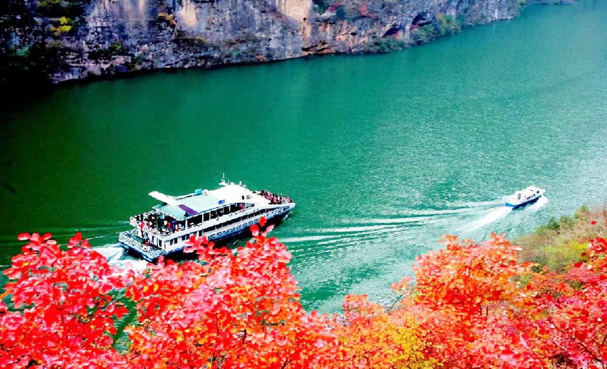 是巫山旅游的一大景点.乘船游历小三峡赏红枫,更是别有一番风情.