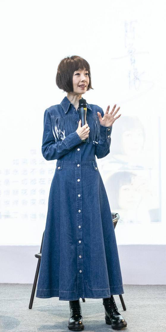 服装|鲁豫可别瘦了，都已经50岁了，穿裙子空空荡荡显的不太健康