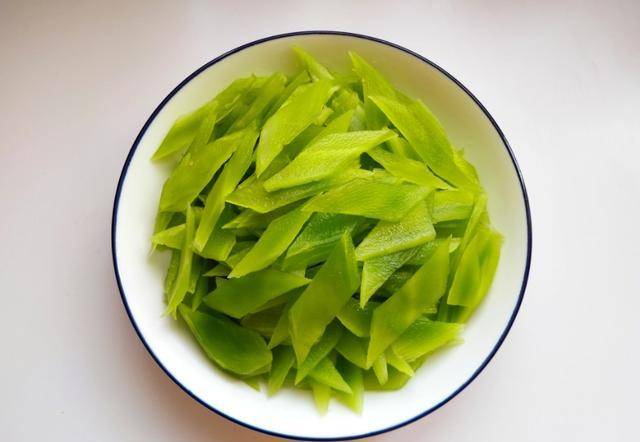 步骤二:莴苣切片,为了好看,我切成菱形薄片.