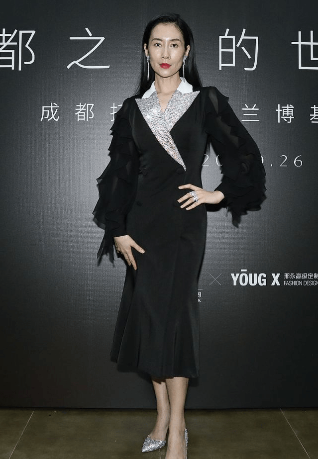 脖颈|温峥嵘妆容油腻，瘦的骨相很苍老，脖颈纹多的像个老人！