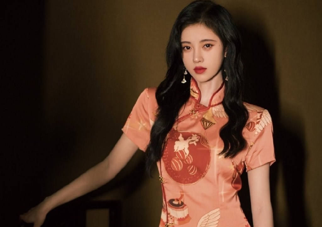 鞠婧祎一袭粉色印花旗袍搭配波浪卷发,温柔优雅