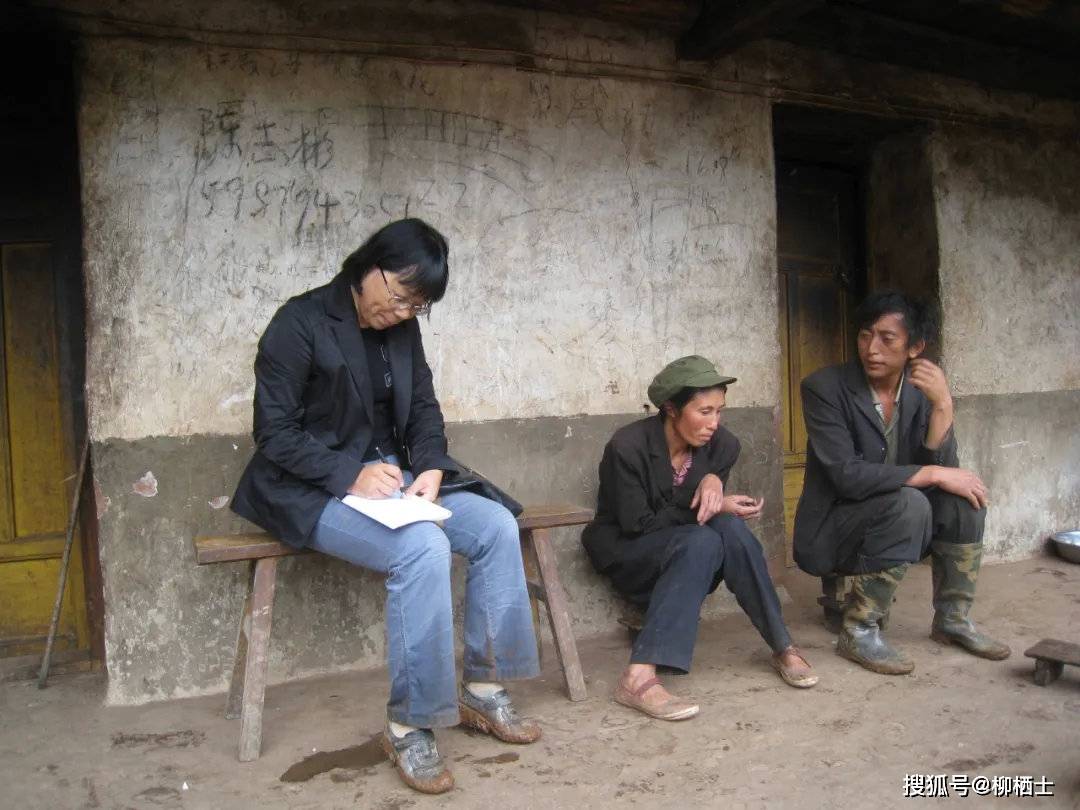 2011年9月,云南丽江华坪女子高级中学的校长张桂梅(左一)在进行家访.