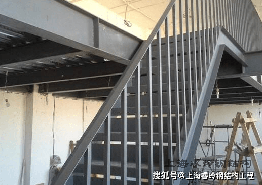 钢结构楼梯扶手材料如何选择?_栏杆