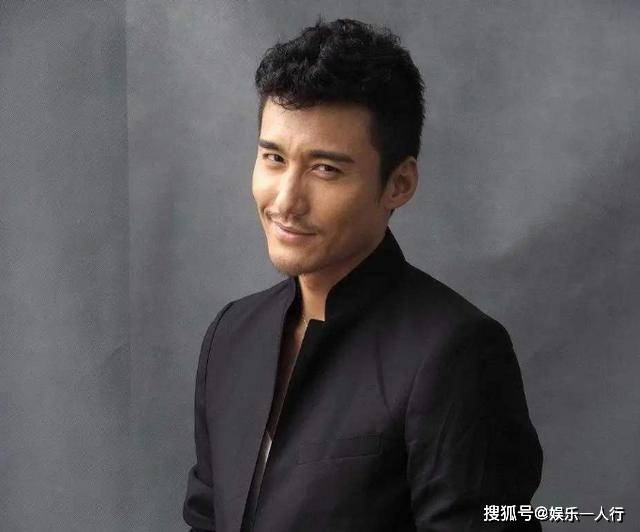 带你看看胡兵的豪宅,不愧是首席男模,客厅沙发都是用来放西装的