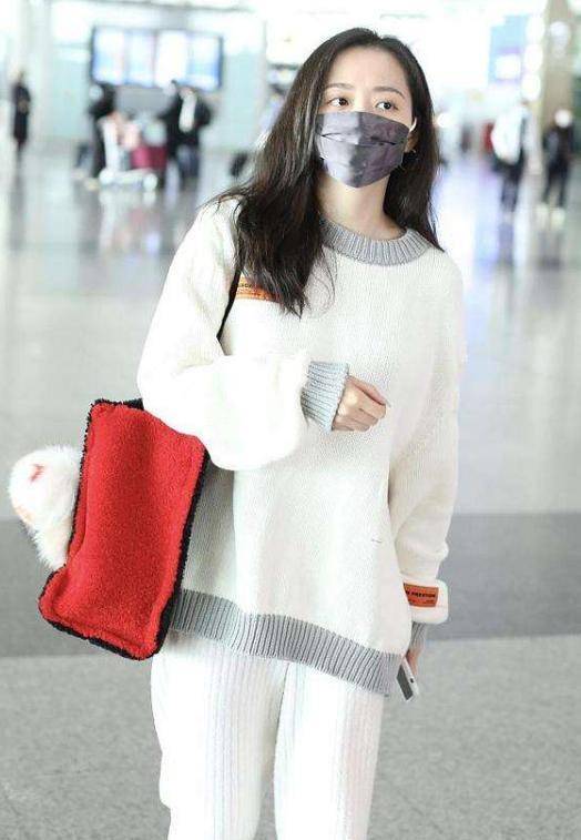 女生怎么穿男生同款衣服 96bea2f329e146bd98f569c33cf5b103.jpeg