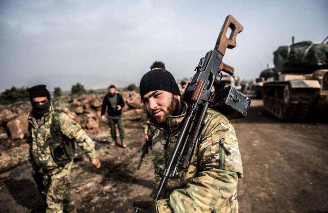 长期拖欠工资,怕被送往纳卡当炮灰,大批土系