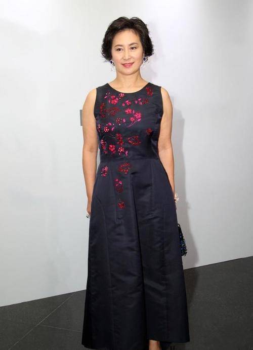 活动|何超琼才是真名媛，出席活动穿普通的黑裙，全身散发贵族气质！