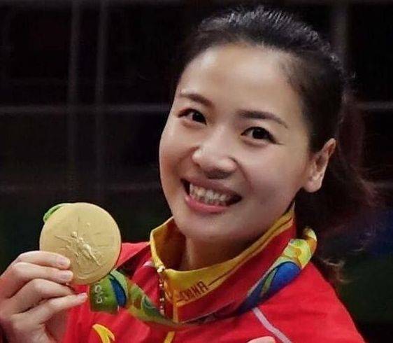 
她被称为“中国排球女神” 因推拿生情嫁给教练 婚后韵味更迷