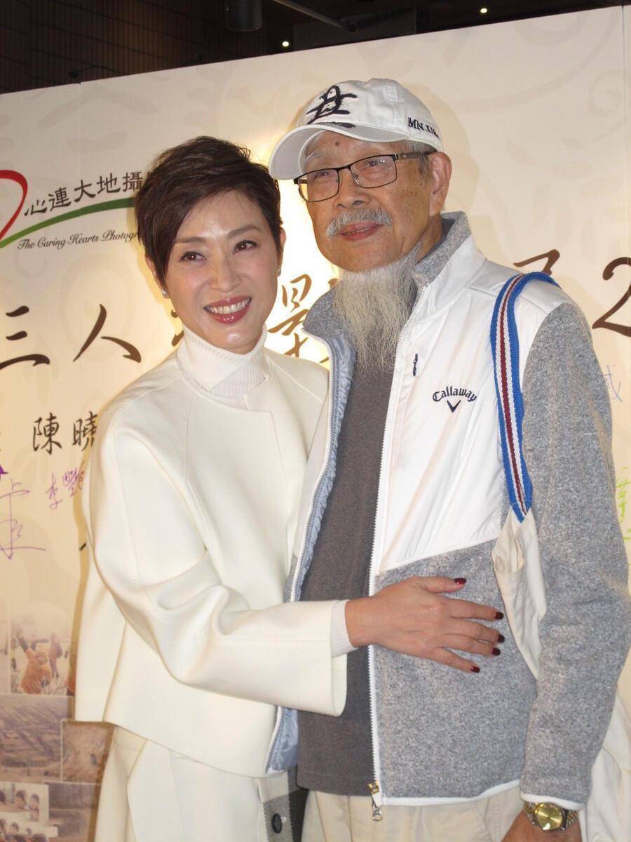 纯白色宽松款式的外套的颜色和版型都与陈法蓉的个人气质相符,她上身